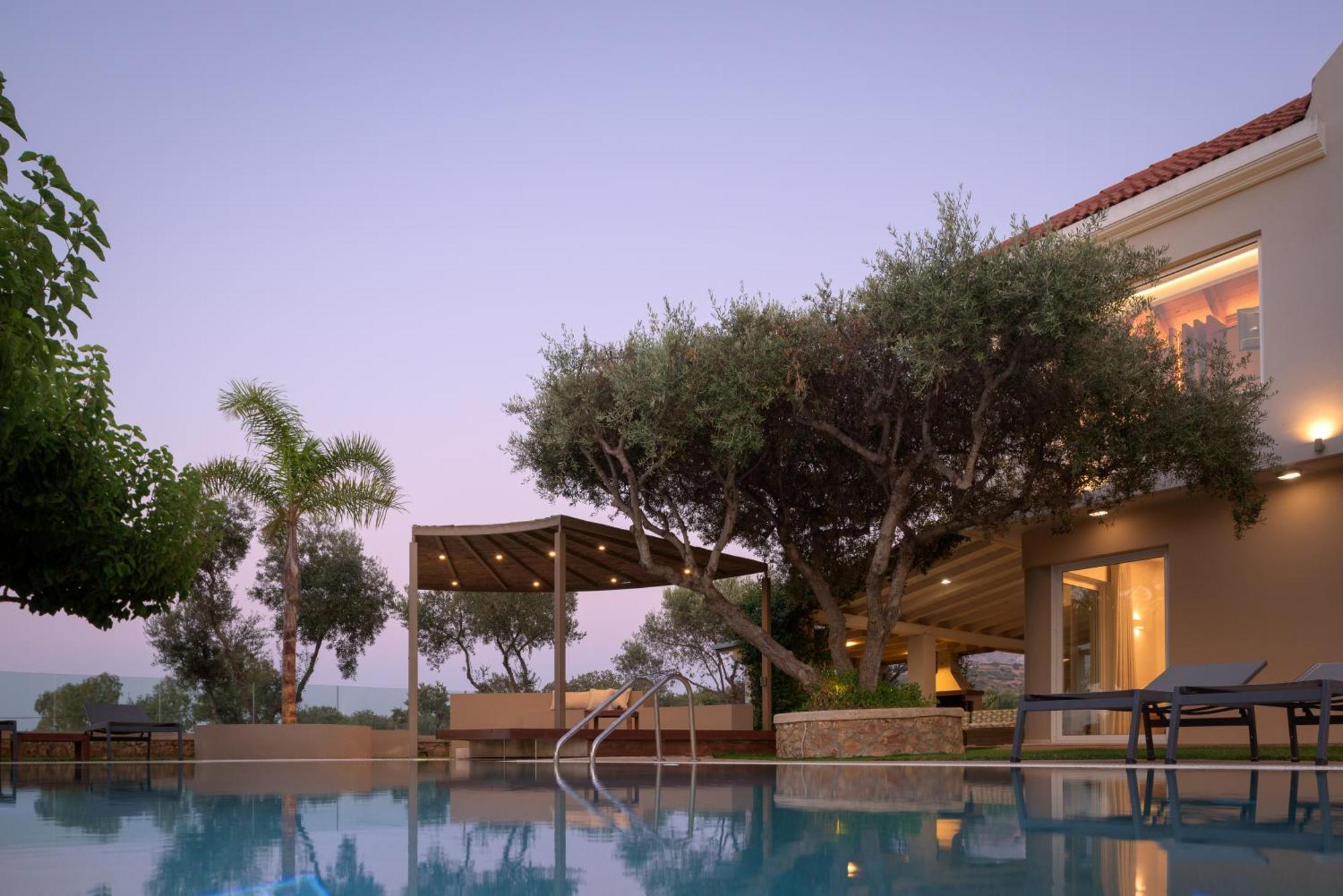 Thetree Villa, With Heated Pool & Spa Whirlpool Gállos エクステリア 写真